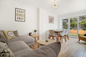 sala de estar con sofá y mesa en Exquisite & Relaxing Haven in Elton Lane, Sleeps 4, en Stockton-on-Tees