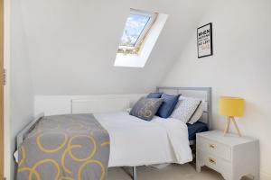 Llit o llits en una habitació de Exquisite & Relaxing Haven in Elton Lane, Sleeps 4