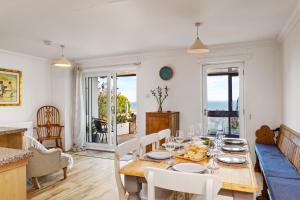 Χώρος καθιστικού στο Penrose - Beach House with Direct Beach Access