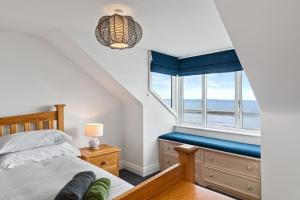 Ένα ή περισσότερα κρεβάτια σε δωμάτιο στο Penrose - Beach House with Direct Beach Access