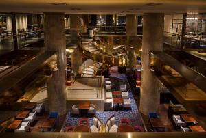 una vista aérea de un vestíbulo del hotel con mesas y sillas en Hilton Tokyo Hotel en Tokio