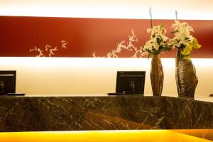dois vasos com flores num balcão num quarto em Hilton Tokyo Hotel em Tóquio