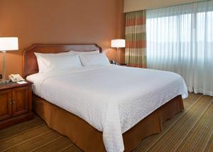 Ένα ή περισσότερα κρεβάτια σε δωμάτιο στο Embassy Suites Parsippany