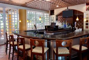 Ο χώρος του lounge ή του μπαρ στο Embassy Suites Parsippany
