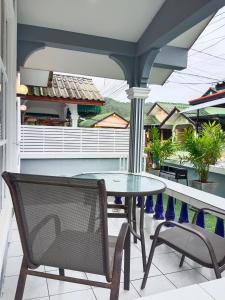 Karon Holiday Home by Bcare tesisinde bir balkon veya teras