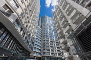 un grand immeuble blanc dans une ville dans l'établissement Cozy Apartments Warsaw Wola Kasprzaka by Noclegi Renters, à Varsovie