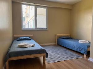 - une chambre avec 2 lits et une fenêtre dans l'établissement Тристаен апартамент Park View, à Targovichté