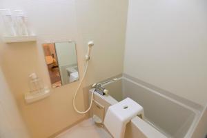 een badkamer met een wit toilet en een spiegel bij Skytree View Kinshicho - Self Check-In Only in Tokyo