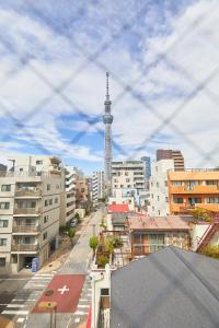 uitzicht op een stad met de eiffeltoren bij Skytree View Kinshicho - Self Check-In Only in Tokyo