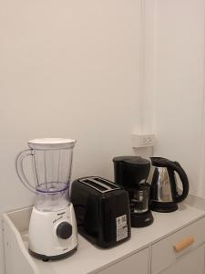 Kahvin ja teen valmistusvälineet majoituspaikassa Karon Holiday Home by Bcare