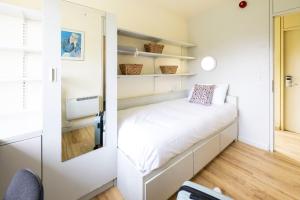Giường trong phòng chung tại Corrib Village Rooms University of Galway