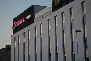 卡利什Hampton By Hilton Kalisz的侧面有标志的建筑物