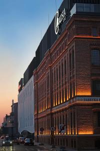 卡利什Hampton By Hilton Kalisz的顶部有标志的建筑物