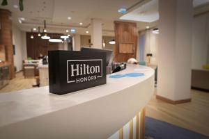 Biały blat z podpisem Hiltona w obiekcie Hampton By Hilton Kalisz w Kaliszu