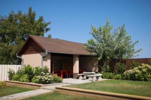 a house with a picnic table in the yard at Madison Vendégház 2 in Kisvárda