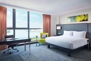Postel nebo postele na pokoji v ubytování Hilton Garden Inn Puchong