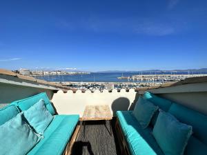 a couch on a balcony with a view of the ocean at Solo Atico Guest Suites in L'Escala