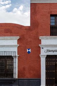 una flecha azul en el costado de un edificio rojo en Hampton by Hilton Arequipa, en Arequipa