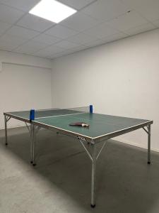 una mesa de ping pong con una paleta de ping pong en Hostel by Bromma, en Estocolmo