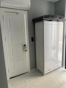 a closet with a white door and a white cabinet at Ferienwohnung Meerblick in Gazipasa