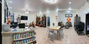 una habitación con una tienda con mesa y sillas en Secret Homestay, en Yuchi