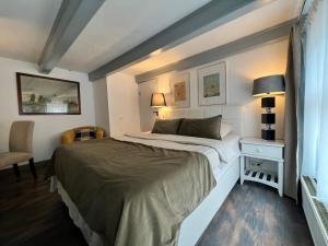 1 dormitorio con 1 cama, 1 mesa y 1 silla en Central Guest Rooms, en Ámsterdam