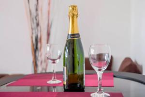 een fles wijn zittend op een tafel met twee glazen bij Estudio El Médano (4) in El Médano