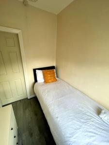 a small room with a bed in the corner at Stylish Four Bed City Retreat in Birmingham