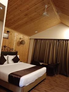 Letto o letti in una camera di Kushal Palli Resorts- A unit of PearlTree Hotels & Resorts