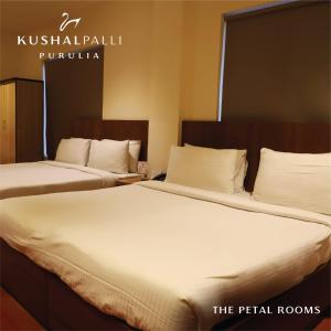 Letto o letti in una camera di Kushal Palli Resorts- A unit of PearlTree Hotels & Resorts
