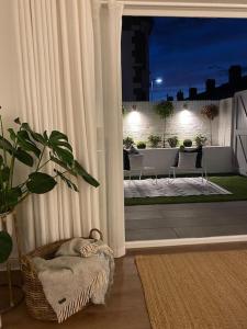 een woonkamer met uitzicht op een patio in de nacht bij Large 2 Bed Maisonette, walking distance to Centre in Cardiff