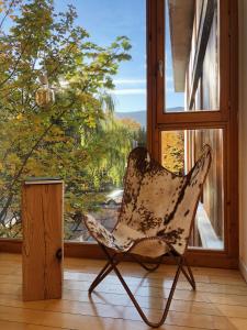 einem Stuhl vor einem Fenster in der Unterkunft Tierra de Biescas in Biescas
