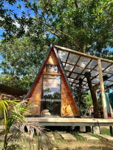 une petite cabane dans les arbres avec un panneau sur celle-ci dans l'établissement Isla Del Antoño, à Cavinti