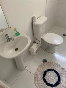 Apartamento condomínio Taboão da Serra/familysnow في تابواو دا سيرا: حمام أبيض مع حوض ومرحاض