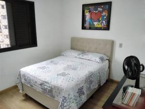 Apartamento condomínio Taboão da Serra/familysnow في تابواو دا سيرا: غرفة نوم مع سرير مع لحاف أبيض