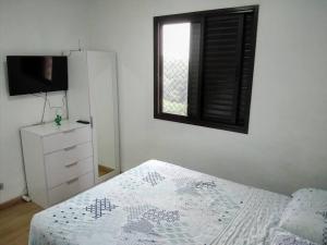 Apartamento condomínio Taboão da Serra/familysnow في تابواو دا سيرا: غرفة نوم بيضاء بها سرير ونافذة