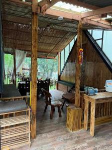 - un pavillon avec une table et des chaises dans la chambre dans l'établissement Isla Del Antoño, à Cavinti