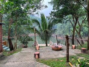une terrasse avec une baignoire, des arbres et une masse d'eau dans l'établissement Isla Del Antoño, à Cavinti