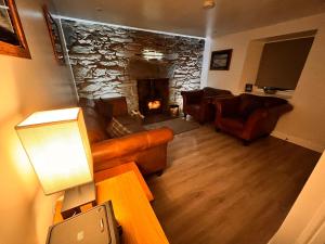 Carnmhor, Isle of Skye - Stunning 242 year old cottage on its own sea shore!的休息区