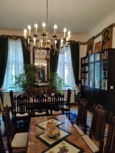 une salle à manger avec une table et un lustre dans l'établissement Luxury near Castle, à Vienne