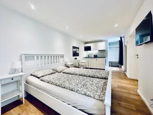Rúm í herbergi á Business Apartment ZIMMERzuVERMIETEN in Solothurn