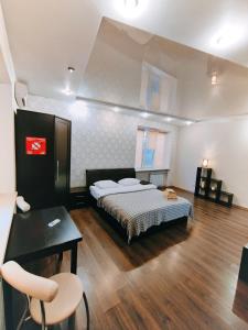 una camera con letto, tavolo e sedia di Real Home Apartmens - Podil Promenade a Kiev