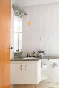 Ένα μπάνιο στο Quarto de Casal em Apartamento - Belo Horizonte - Buritis