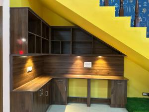 una oficina bajo las escaleras con un escritorio en Jothi Cottage -HomeStay, 