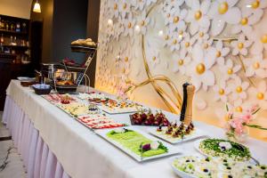 un tavolo con diversi piatti di cibo sopra di Dworek Komorno a Komorno