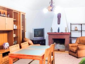sala de estar con mesa y chimenea en Chalet Piscina Privada La Mascota, en Chiclana de la Frontera