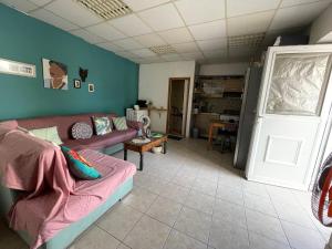 ein Wohnzimmer mit einem Sofa und einem Tisch in der Unterkunft Filoxenos Houses Corfu Island in Mantoúkion