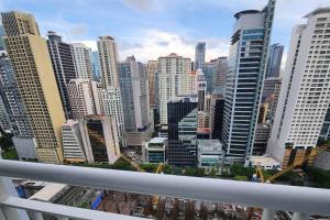 desde un balcón con vistas al perfil urbano en Awesome 2BR Apartment, en Manila