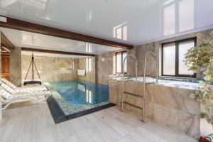 Bazén v ubytování Villa Morishka & SPA nebo v jeho okolí