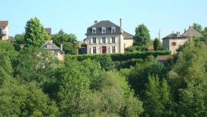 una casa en la cima de una colina con árboles en La Belle Maison, en Eymoutiers